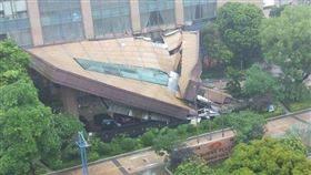 廣東中山市小欖鎮的中山皇冠假日酒店倒塌（圖／翻攝自微博）
