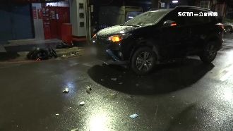 疑天雨打滑自摔　女騎士卡轎車底哀號