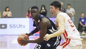 UBA男子8強賽　台灣師大戰中州科大台灣師大29日在大專籃球聯賽（UBA）8強賽最後一天賽程面對中州科大，台灣師大容毅燊（右）拿下16分及5籃板；中州斑霸（左）則拿下16分10籃板。中央社記者張新偉攝　109年2月29日