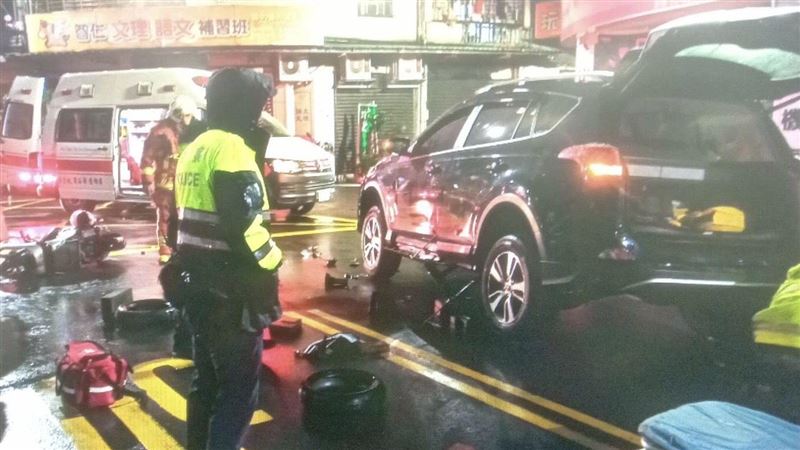 女騎士天雨彎道外拋　鏟進轎車底受困