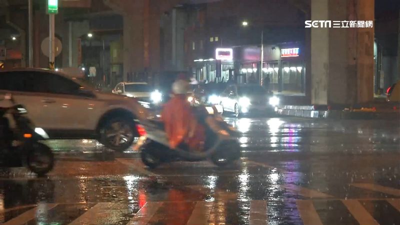 暴雨機車族怨水灌脖子　網淚曝更慘的