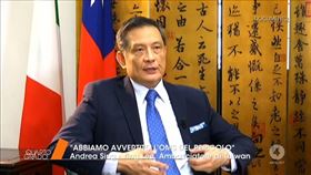 義大利電視第四台22日播出專訪中華民國駐義代表李新穎節目，盼借鏡台灣的成功抗疫經驗，並探討中國涉嫌隱匿疫情造成的全球危機。（圖／翻攝自twitter.com/quartogrado）
