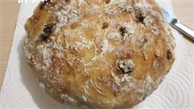 歐式麵包刀子切不斷。（圖／翻攝自爆廢公社臉書）