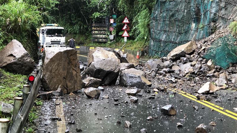 北宜公路傳落石雙向封閉　緊急搶通中