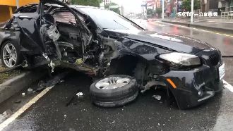疑路滑自撞路燈　2車輪噴飛百萬車毀