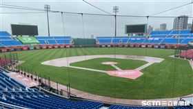 桃園棒球場因雨延賽。（資料圖/記者王怡翔攝影）