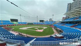 桃園棒球場因雨延賽。（資料圖/記者王怡翔攝影）