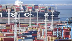 經濟前景堪憂  中共官媒國慶發文信心喊話美中貿易戰加上經濟成長趨緩，中國國內醞釀著對經濟的悲觀預期。中共官媒人民日報海外版1日為此喊話，指中國經濟仍將平穩發展，但也坦承當前中國經濟的確面臨下行壓力。（中新社提供）中央社記者邱國強北京傳真  107年10月1日