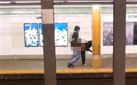 不甩武漢肺炎！他在紐約地鐵「激情啪啪」　43秒淫片曝光（圖／翻攝自推特）