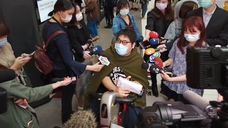 不是抗爭！他坐輪椅響應「坐爆北車」