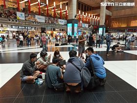 網友號召「坐爆北車」活動，香港人到場支持。（圖／記者陳弋攝影）。