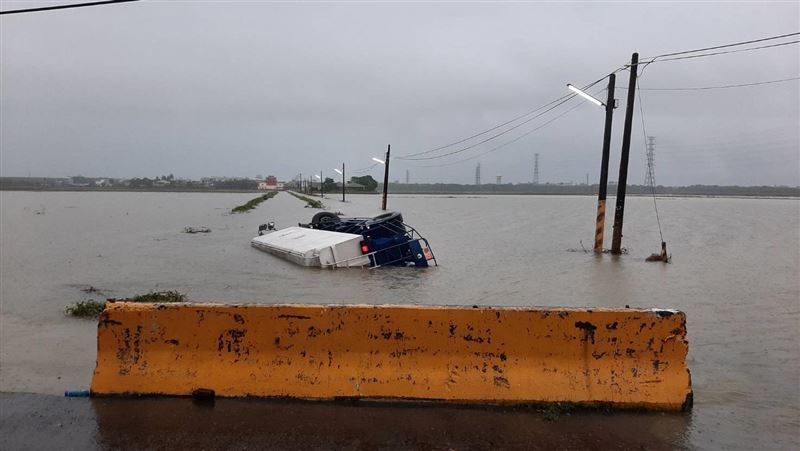 屏東大雨飼料車翻覆溝渠　駕駛嚇逃命