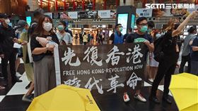 網友號召「坐爆北車」活動，香港人到場支持。（圖／記者陳弋攝影）