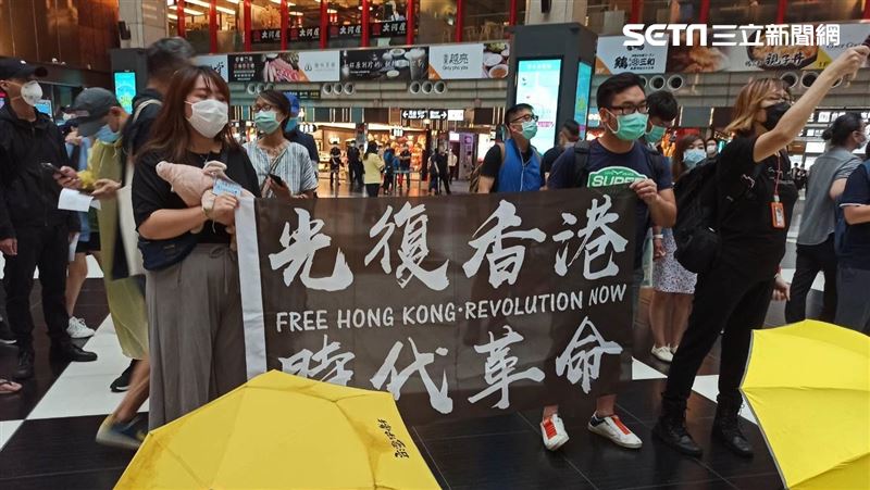 坐爆北車！港生快閃高唱反送中歌曲