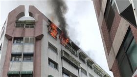 雲林　頂樓　火警　砸車　磁磚爆裂（圖／翻攝畫面）