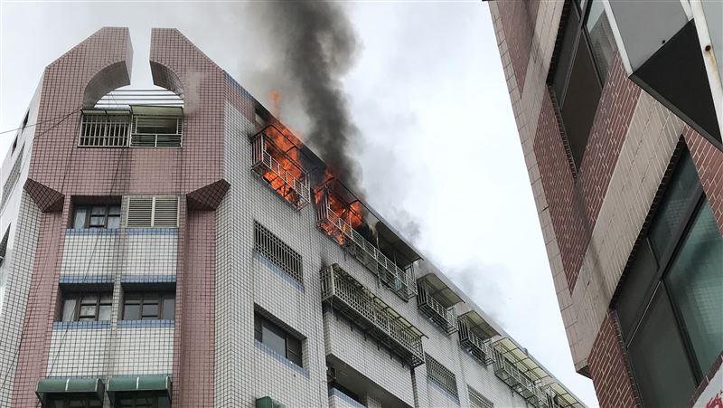 民宅火燒磁磚爆裂　如下冰雹狂砸賓士