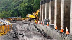 南橫公路地基下陷　栗園至向陽段封閉台東山區22日降雨不斷，南橫公路154公里處地基下陷，栗園至向陽路段封閉，預計24日上午搶通。（嘉明湖熊出沒企業社提供）中央社記者盧太城台東傳真　109年5月23日