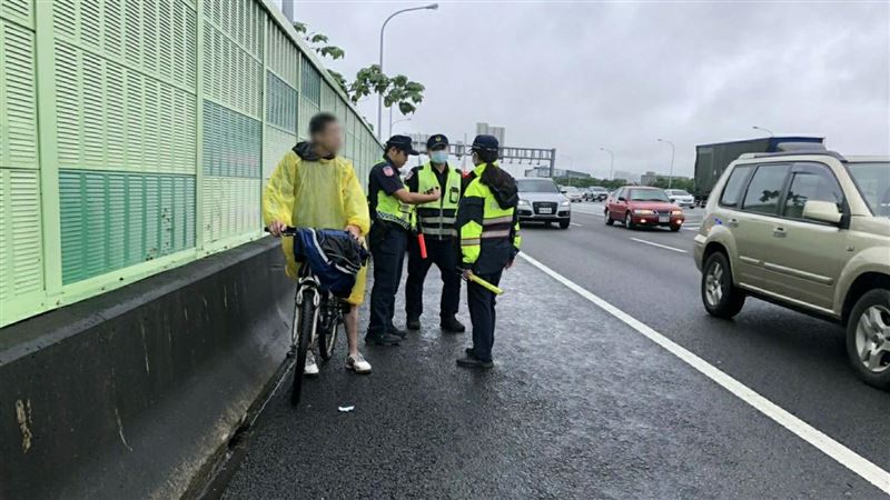 鐵馬誤上國道　「紅斑馬」攔下開罰