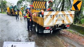 屏東多處山路落石坍方　縣府工程單位搶修屏東22日雨勢不斷，山區不少道路落石坍方，縣府工程單位趁雨勢稍歇時清理落石，搶通山路。（屏東縣政府提供）中央社記者郭芷瑄傳真　109年5月23日