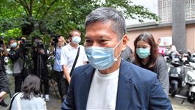 李永得談藝文展演活動解封文化部長李永得（前）23日出席攝影家潘小俠攝影集「台灣作家一百年」新書發表會，他表示，藝文展演活動可以階段性開放，在符合防疫措施的原則下，「可以開放，意思就是說可以賣票。」中央社記者王飛華攝　109年5月23日