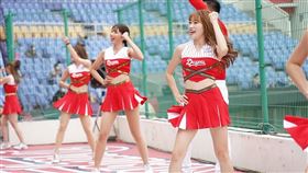 ▲味全龍2020年二軍首場開放觀眾賽事，曾陶鎔開轟小龍女吉祥物威弟。（圖／味全龍球團提供）