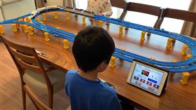 日本爸爸用軌道車模擬迴轉壽司爆紅。（圖／翻攝自推特）