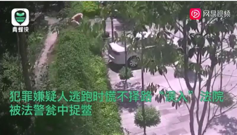 嫌犯跑給警察追！1個翻牆…甕中捉鱉