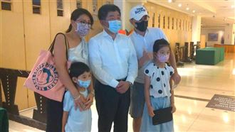 阿中轟動南臺灣！大批粉絲求合照簽名