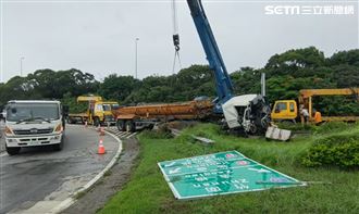 砂石車下交流道衝太快　告示牌慘斷頭