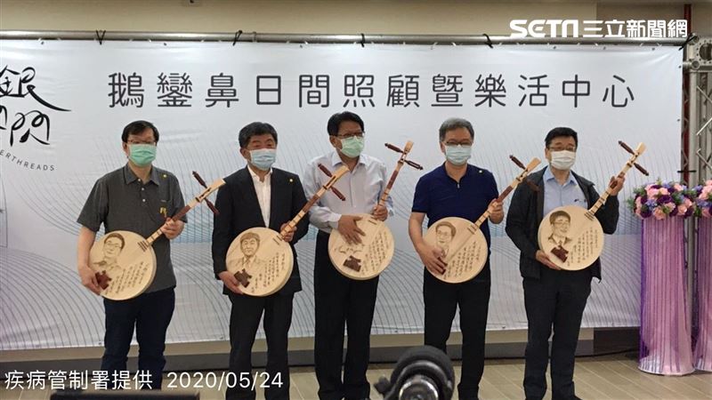 阿中部長抱月琴　笑虧祥祥畫像太年輕