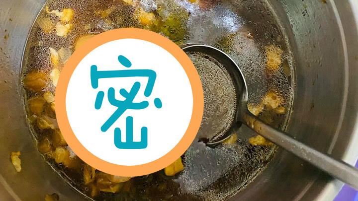 吃飯淋滷汁…驚見鍋內有手比讚他驚呆
