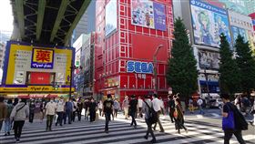 東京疫情趨緩 民眾出門活動增多東京都武漢肺炎疫情趨緩，民眾出門的情況增多。圖為週末知名的電器街秋葉原街景。中央社記者楊明珠東京攝 109年5月23日