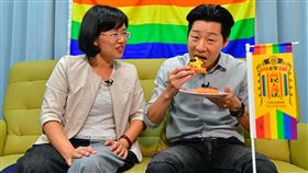 ▲524同婚登記滿周年，蘇巧慧邀林昶佐談育兒經。（圖／翻攝自YouTube）