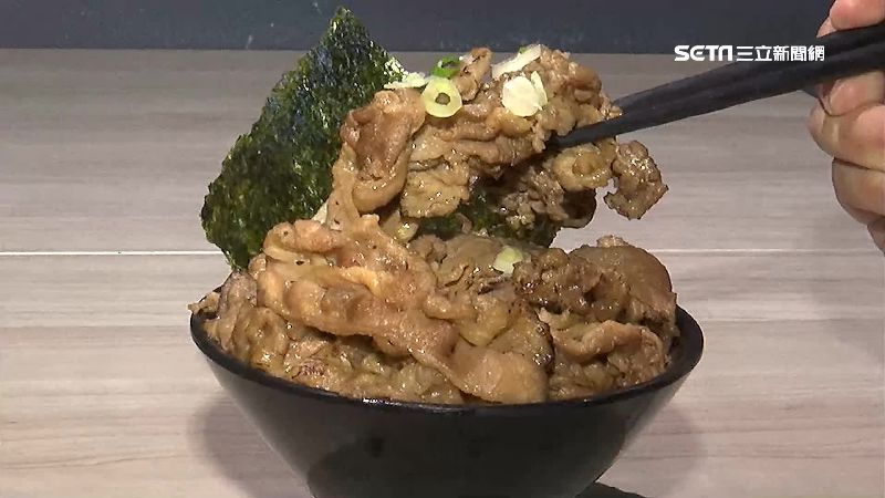 浮誇系丼飯！安格斯牛肉滿出來堆成山