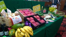 今（24）日疫情記者會上擺出一桌澎湃的（圖／記者許書萓攝影）