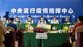 0524指揮中心記者會

中央流行疫情指揮中心 羅一鈞 醫療應變組副組長
中央流行疫情指揮中心 周志浩 疫情監測組組長
中央流行疫情指揮中心 陳宗彥 副指揮官
中央流行疫情指揮中心 陳時中 指揮官
屏東縣政府 潘孟安 縣長
中央流行疫情指揮中心 薛瑞元 醫療應變組組長
中央流行疫情指揮中心 莊人祥 發言人