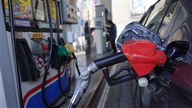 油價大跳水　汽油16日起每公升急降3.8元中油公司15日宣布，自16日凌晨零時起，汽、柴油每公升各調降新台幣3.8元及4元，創史上最高跌幅。調整後的汽油創2016年3月以來新低價，車主等到16日再加滿50公升油箱，可省下190元。中央社記者吳家昇攝　109年3月15日