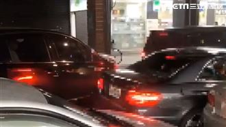 前車開太慢擋路　8惡煞砸車噴辣椒水