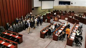 香港議會陷混亂　泛民建制大混戰（1）香港泛民主派和建制派議員8日在立法會爆發混戰，兩個陣營為誰有資格主持內務委員會會議而對立。中央社記者張謙香港攝　109年5月8日