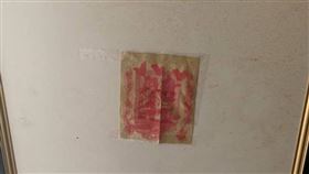 門上被貼「詭異符咒」！鄉民一看嚇壞…急勸：千萬別撕（圖／翻攝自爆怨公社）