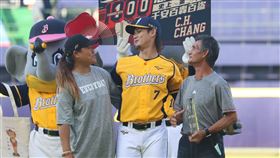 張志豪千安百轟百盜表揚儀式。（圖／記者王怡翔攝影）