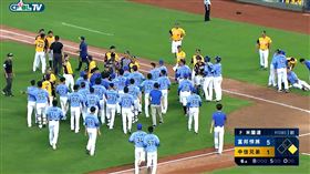 富邦悍將和中信兄弟清空板凳。（圖／翻攝自CPBL TV）
