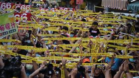 罷韓演習三山會師　民眾高舉黃絲帶高雄市長韓國瑜罷免案投票在即，罷韓公民團體首場「光復高雄三山會師」活動24日登場，大批民眾在旗山車站糖廠故事館前，高舉罷韓黃絲帶，堅定表達立場。（Wecare高雄提供）中央社記者程啟峰傳真　109年5月24日