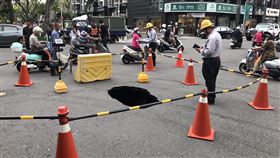 高雄道路雨後下陷　緊急搶修（2）高雄市水利局24日下午接獲通報，英明路、英祥街交叉口路面有寬約2.3公尺、長約3.3公尺，深度約1.8公尺的坑洞，附近居民擔心路面掏空擴大危及公共安全於是報警，警方在現場豎立交通錐，並進行交通管制，同時通報有關單位搶修。（高雄市水利局提供）中央社記者程啟峰傳真　109年5月24日