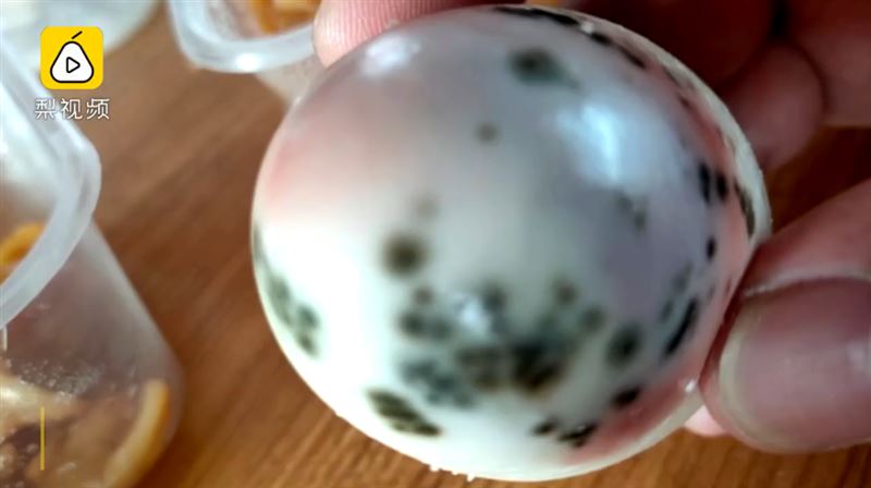 陸高中午餐驚見「發霉蛋」校長慘了