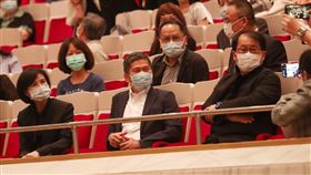 NSO音樂會試辦觀眾入場　李永得鄭麗君出席台灣武漢肺炎疫情趨緩，國家交響樂團（NSO）24日晚間與兩廳院攜手舉辦音樂會，並試辦讓觀眾入場。文化部長李永得（前中）、前文化部長鄭麗君（前左）及國家表演藝術中心董事長朱宗慶（前右）皆出席。中央社記者吳家昇攝　109年5月24日