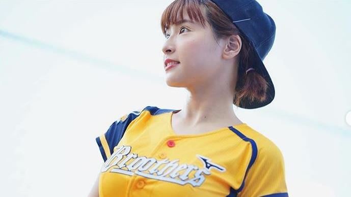 峮峮再現「隊服繃乳照」日台粉絲讚翻