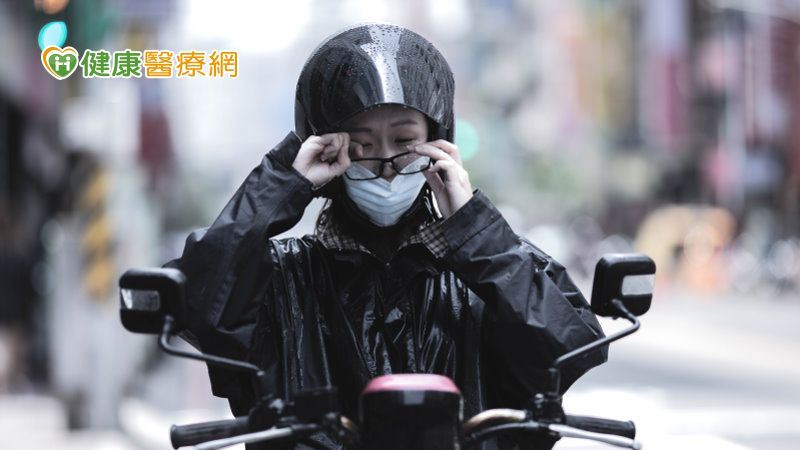 騎車通勤抗疫　戴口罩卻眼前霧茫茫