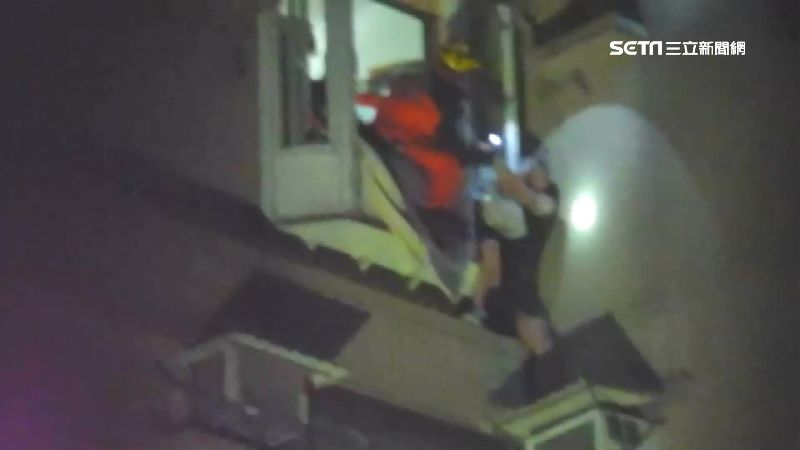 忘帶鑰匙從頂樓爬下8樓　男慘困外牆