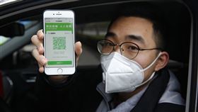 中國民眾手機上的「健康碼」在疫情期間成為通行證明，浙江日前反而提出要更廣泛運用健康碼，紀錄民眾疾病與生活狀態，甚至拿來評比，遭批評侵犯隱私。（圖／中央社／中新社提供）
